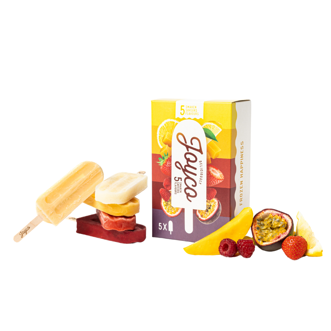 5 verschillende Joyco Ijsjes met smaken Citroen, Mango, Aardbei, Framboos en passievrucht met ernaast de productverpakkingsdoos en stukken fruit.